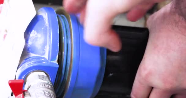 Odšroubujte Špinavý Filtr Pitnou Vodu Domě Systém Dodávky Pitné Vody — Stock video