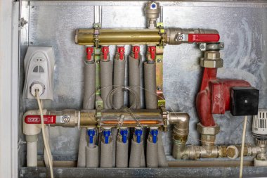 Evlere su sağlamak için soğuk ve sıcak suyu olan musluk sistemi. Ev tesisatının bakımı ve teftişi. Sıcaklık tasarrufu