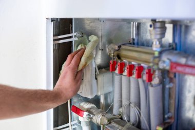 Eve kuru bir bez ile su sağlamak için musluk ve borular sistemindeki buharlaşmayı sil. Su tedarik sisteminin onarımı ve bakımı