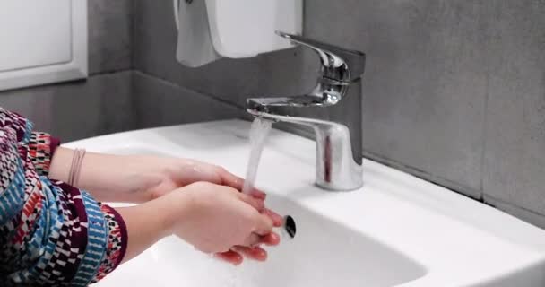 Chica Lava Las Manos Bajo Grifo Lugar Público Higiene Bacterias — Vídeos de Stock