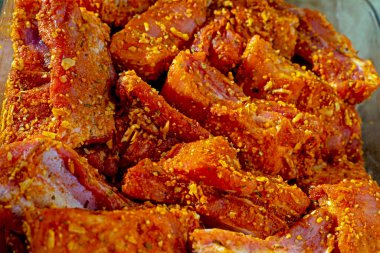 Pişirmeden önce terbiye edilmiş domuz pirzolası. Yukarıdan bak. Tatil için hazırlık