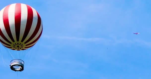 Balon Ogrzane Powietrze Ludźmi Samolotem Pasażerskim Niebie Przygoda Podróży Rekreacji — Wideo stockowe