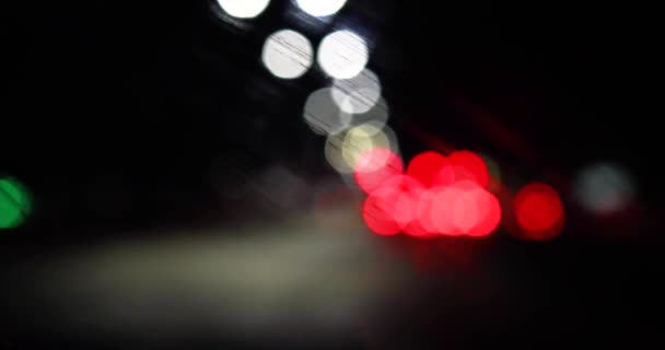 Rozmazane Wielobarwne Latarnie Reflektory Samochodowe Przez Przednią Szybę Deszczu Ciemności — Wideo stockowe