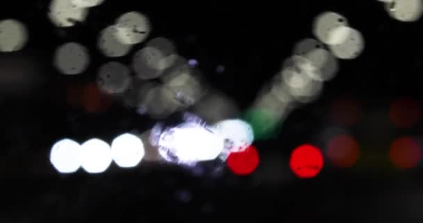 Linternas Difuminadas Abstractas Multicolores Faros Coches Través Del Parabrisas Oscuridad — Vídeos de Stock