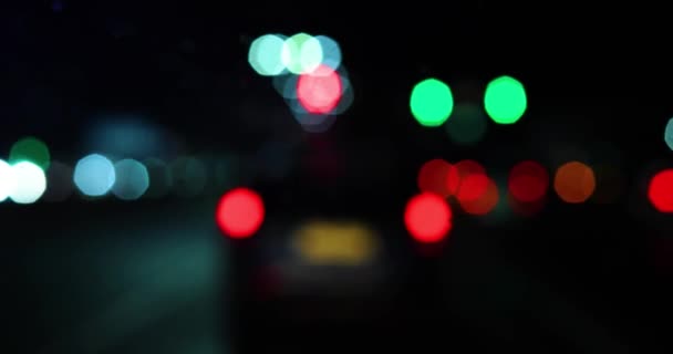 Bulanık Kırmızı Yeşil Sarı Işıklar Arabanın Farları Yağmurda Karanlıkta Camın — Stok video