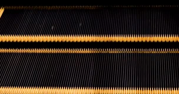 Escalones Negros Con Una Línea Escaleras Mecánicas Amarillas Subiendo — Vídeos de Stock