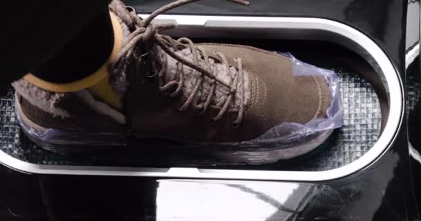 用鞋套放鞋机把鞋套放在鞋子上 现代技术 — 图库视频影像