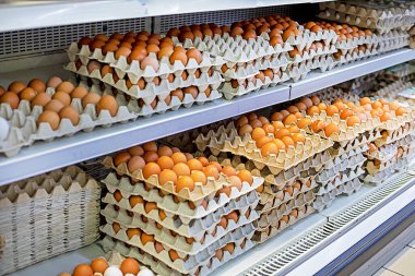 Tezgahtaki karton kaplarda çiftlik tavuğu yumurtaları. Paskalya yaklaşıyor. Kriz ve yükselen fiyatlar