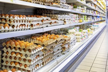 Tezgahtaki karton kaplarda çiftlik yumurtaları. Paskalya yaklaşıyor. Kriz ve yükselen fiyatlar