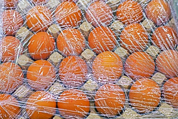 Çiftlik Tavuğu Yumurtaları Plastik Filmle Tezgahın Üstünde Stok Fotoğraf