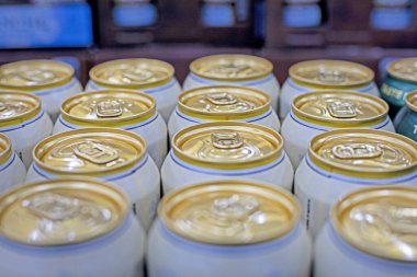 Bira ile metal ambalaj, üst manzara. bira günü