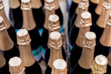 Süpermarkette bir paket köpüklü beyaz ve kırmızı şarap. Tatil için hazırlık