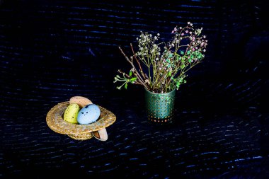 Bir meyve ağacının çiçek açan dalları ve arka planda Paskalya yumurtaları. Paskalya Pazarı