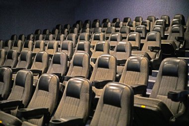 Sinemaya gitmeden önce sandalyeli boş bir salon, aile tatili.