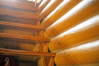 Çam ağacından yapılmış modern bir evin içinde. evde bakım