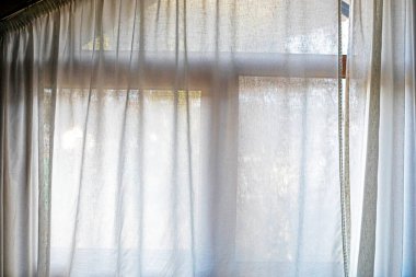 Sağlıklı bir evde ışık perdeleri olan modern bir pencere.