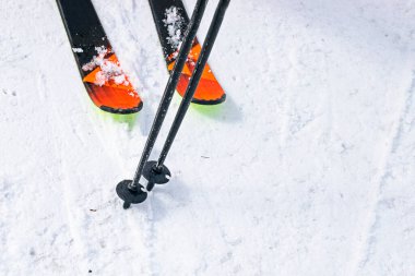 Kayak pistinde kayaklar ve direkler. Kayak sezonunun başlangıcı