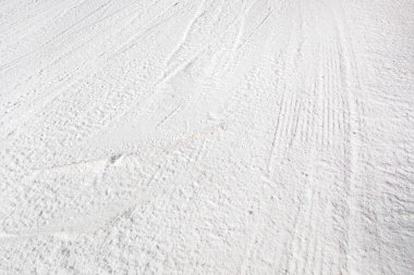 Sabahın erken saatlerinde bir kar tesisinde gizli kar. Aile tatili