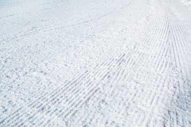 Sabahın erken saatlerinde bir kar tesisinde gizli kar. Aile tatili