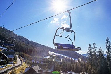 Sabahın erken saatlerinde bir kayak merkezinde boş bir kayak asansörü. Güneş ışınlarıyla aydınlatılmış. aile etkinliği eğlencesi