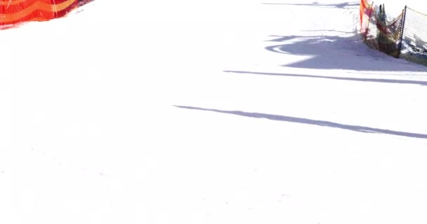 Лижник Прихованому Снігу Рано Вранці Сніговому Курорті Сімейна Активна Голіда — стокове відео