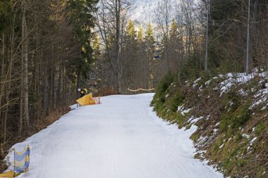 Sabah güneşiyle aydınlanan kayak yamacı. Boş zaman