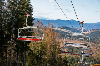 Güneşli bir günde, karlı bir yamaçta boş sandalyeler. Boş zaman