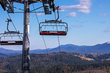 Karlı bir yamaçta güneşli bir günde kayak asansörü. Boş zaman