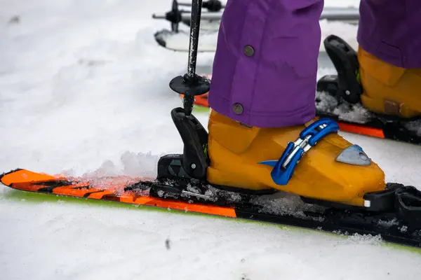 Skischuhe Mit Skiern Auf Einem Verschneiten Hang Aktive Freizeit — Stockfoto