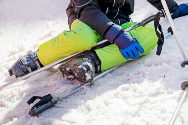 Genç kayakçı güneşli bir günde karlı bir yamaçta dinlenir. Okul tatili. Etkin yeniden yaratma