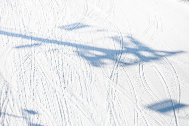 Sabahın köründe yalan söylemenin izlerini taşıyan karlı bir yamaç.