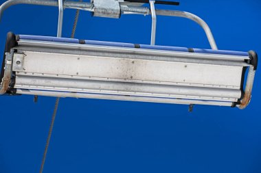 Bulutlu mavi gökyüzünün arka planına yakın kayak kaldırışları. Kayak merkezi etkinlik eğlencesi