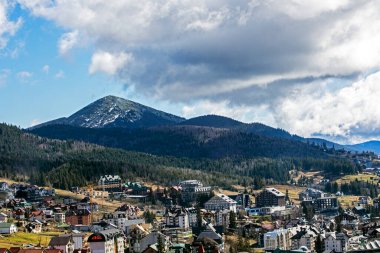 Dağlarda bir kayak merkezinin inşaat binası. inşaat ve ipotek