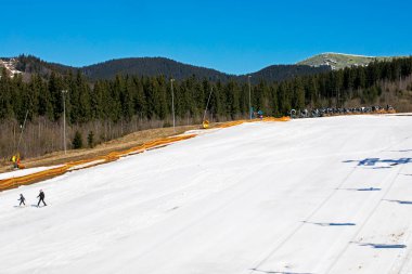Güneşli bir günde kayak yamacı. Aileyle aktif tatil