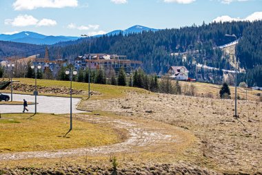 Dağlarda bir kayak merkezinin inşaat binası. inşaat ve ipotek
