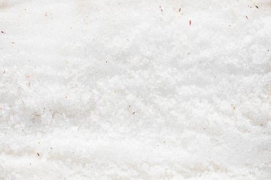 Güneş tarafından aydınlatılan beyaz ıslak karın soyut arkaplanı