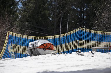 Güneşli bir günde kayak pisti yakınlarında yaralı kayakçılar için kurtarma kızağı. Aktif ve rahatlatıcı tatil