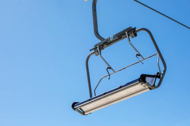 Bulutlu mavi gökyüzünün arka planına yakın kayak kaldırışları. Kayak merkezi etkinlik eğlencesi
