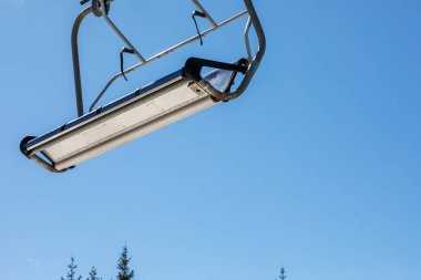 Bulutlu mavi gökyüzünün arka planına yakın kayak kaldırışları. Kayak merkezi etkinlik eğlencesi