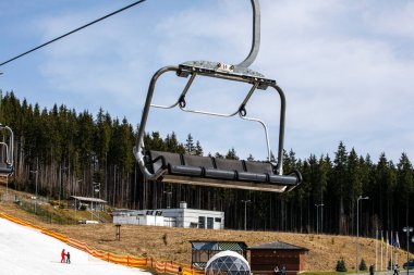 Kayakçıların kayak yaptığı bir yamaçta boş sandalyeler. Boş zaman