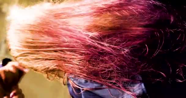 Sécher Couleur Dans Salon Beauté Cheveux Longs Violet Vif Mode — Video