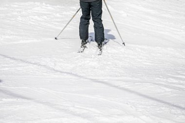 İnişten önce yamaçta kayakçı var. etkin yeniden yaratma