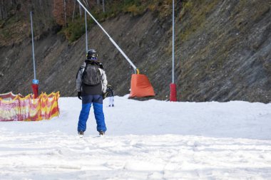 Güneşli bir günde yeni başlayanlar için kar yamacında kayakçılar. etkin yeniden yaratma