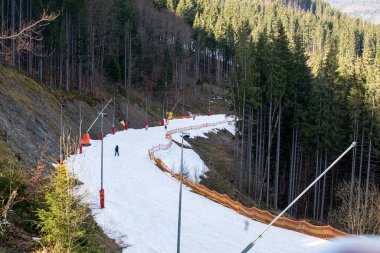 Güneşli bir günde yeni başlayanlar için kar yamacında kayakçılar. etkin yeniden yaratma