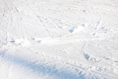 Güneşli bir günde yeni başlayanlar için kar yamacında kayakçılar. etkin yeniden yaratma