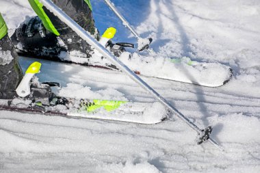 Kayakçı güneşli bir günde bir yokuştan iner. Aktif eğlence. Okul tatili