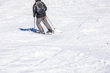 Kayakçı güneşli bir günde bir yokuştan iner. Aktif eğlence. Okul tatili