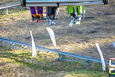 Kayakçılardan oluşan bir aileyi teleferikle yakalıyoruz. Boş zaman