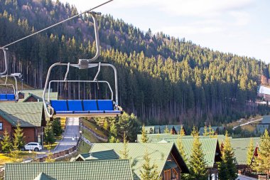 Güneşli bir günde insanların olmadığı bir teleferik. Boş zaman. Okul molası