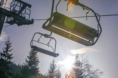 Yokuşta güneşli bir günde insansız bir kayak asansörü. Boş zaman. Okul molası